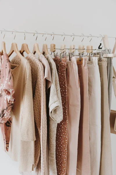 Концепція Мінімального Модного Одягу Стильні Жіночі Блузки Светри Штани Джинси — стокове фото