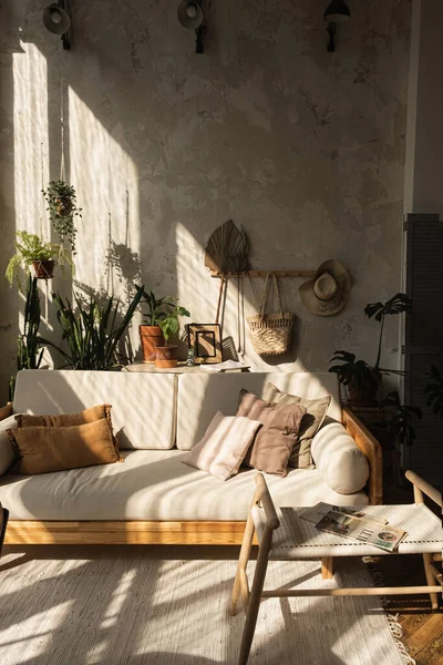 Teplý Boho Styl Moderní Domácí Design Interiéru Pohovka Polštáře Domácí — Stock fotografie