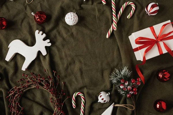 Noel Malzemelerinden Yapılmış Boş Bir Çerçeve Hediye Kutusu Buruşuk Ekose — Stok fotoğraf