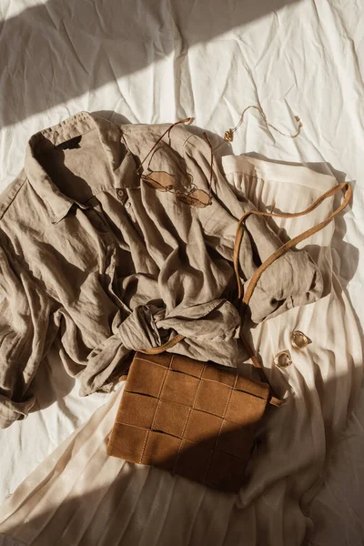 Moda Damska Kompozycja Pięknymi Stylowymi Ubraniami Bijouterie Spódnica Bluzka Torebka — Zdjęcie stockowe