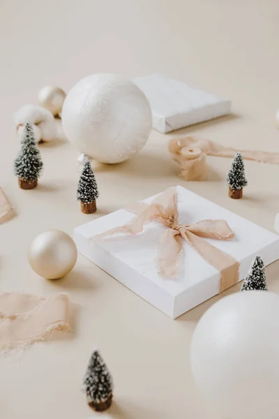 Coffret Cadeau Papier Avec Nœud Papillon Jouets Noël Sapins Boules — Photo