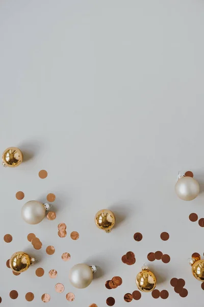 Decorações Natal Bugigangas Douradas Glitter Confetti Fundo Minimalista Celebração Natal — Fotografia de Stock