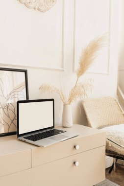 Boho dekorasyonlu boş ekranlı dizüstü bilgisayar. Model kopyalama alanı ile minimal boho tasarım şablonu.