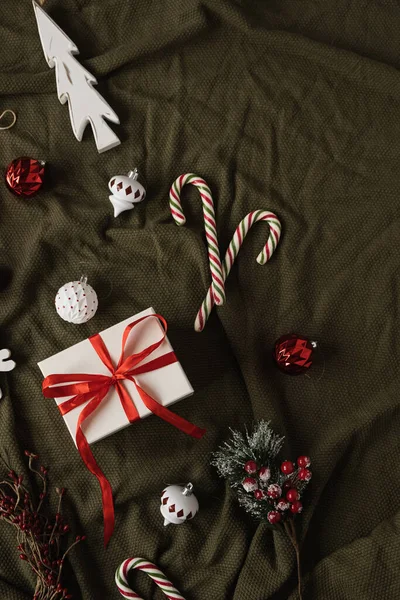 緑の背景にギフトボックスとクリスマスのおもちゃのフラットレイ クリスマス お正月のお祝いの装飾 トップビュー フラットレイアウト ブログ ソーシャルメディアのための創造的なコンセプト — ストック写真