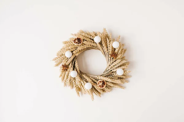 白い背景にライヤーの茎で作られた丸い花輪フレーム クリスマス お正月のお祝いの装飾 休日の概念 トップビュー フラットレイ — ストック写真