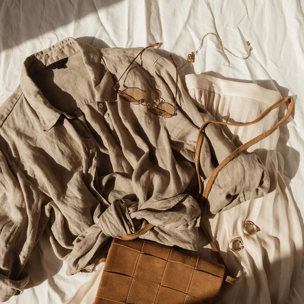 Moda Damska Kompozycja Pięknymi Stylowymi Ubraniami Bijouterie Spódnica Bluzka Torebka — Zdjęcie stockowe