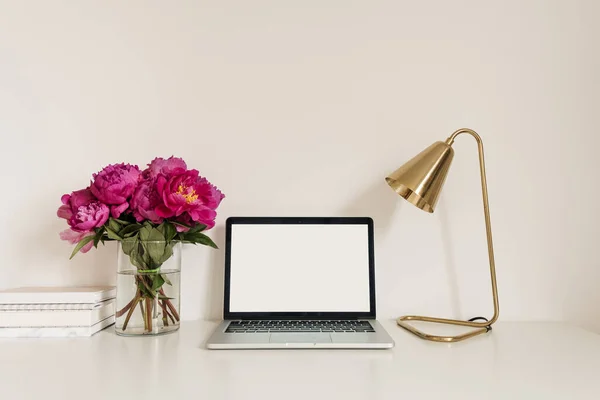 Kantoortafel Werkruimte Met Lege Kopieerruimte Mock Laptop Scherm Modern Stijlvol — Stockfoto