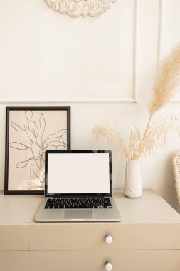 Boho dekorasyonlu boş ekranlı dizüstü bilgisayar. Model kopyalama alanı ile minimal boho tasarım şablonu.