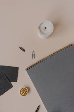 Mektuplar, el yazısı kavramları boş, sarmal kâğıtlar ve bej arka planda kırtasiye kağıtları. Flatlay dekore edilmiş şık çalışma masası. Üst görünüm kopyalama alanı.