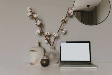 Boş ekran laptop. Merkez ofis masa çalışma alanı. Modern Hygge iç tasarımı. Uzay modelleme şablonunu kopyala. Front view serbest yazar, blog yazarı iş konsepti.