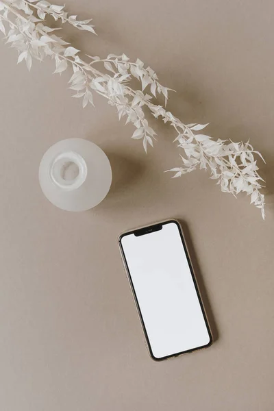 Flatlay Van Blanco Scherm Smartphone Witte Bloemtak Decoraties Neutrale Pastel — Stockfoto