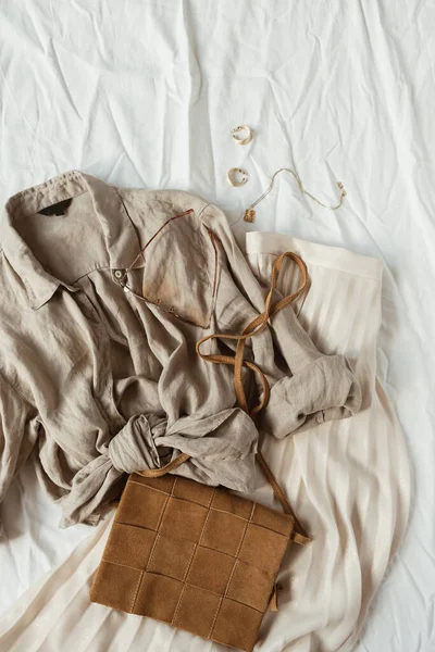 Moda Damska Kompozycja Pięknymi Stylowymi Ubraniami Bijouterie Białej Pościeli Mieszkanie — Zdjęcie stockowe