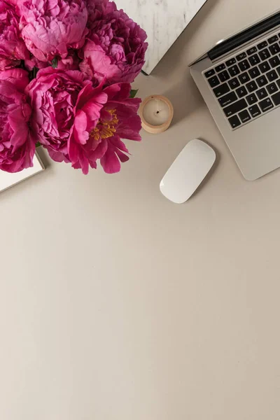 Schreibtischarbeitsplatz Home Office Mit Laptop Rosa Pfingstrosenblütenstrauß Auf Neutralem Hintergrund — Stockfoto