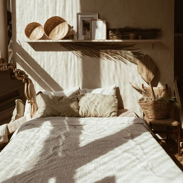 Moderne Inneneinrichtung Boho Stil Böhmisches Schlafzimmer Warmes Sonnenlicht Wirft Schatten — Stockfoto