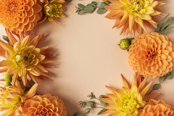 Kulatý Prostorový Věnec Maketového Rámu Krásné Oranžové Dahlia Květinové Pupeny — Stock fotografie