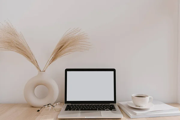 Espacio Trabajo Escritorio Oficina Casa Femenina Ordenador Portátil Pantalla Blanco — Foto de Stock