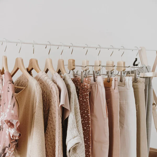 Концепція Мінімального Модного Одягу Стильні Жіночі Блузки Светри Штани Джинси — стокове фото