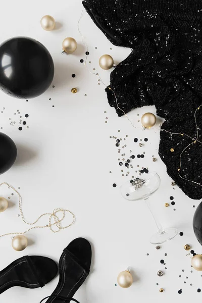 新年庆祝概念与空白复制空间模型框架 香槟杯 闪闪发光的意粉 白色背景的灌木 最低限度假日派对的组成 — 图库照片