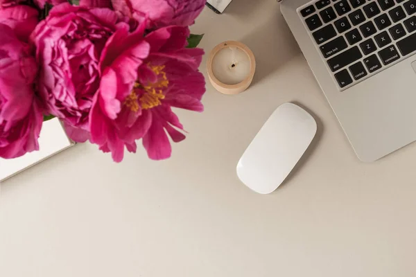 Laptop Schöne Rosa Tulpenblüten Strauß Auf Beigem Tischhintergrund Flache Lage — Stockfoto