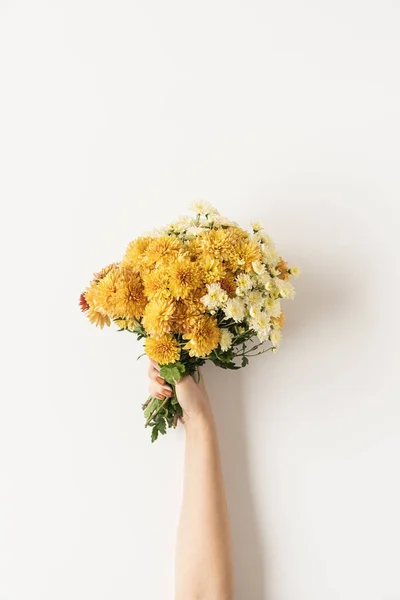 Lapos Női Kéz Tartó Sárga Gyömbér Esik Vad Virágok Csokor — Stock Fotó
