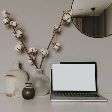 Boş ekran laptop. Merkez ofis masa çalışma alanı. Modern Hygge iç tasarımı. Uzay modelleme şablonunu kopyala. Front view serbest yazar, blog yazarı iş konsepti.