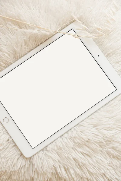 Flatlay Blank Screen Tablet Pad Copy Space White Fluffy Background — Stock Photo, Image