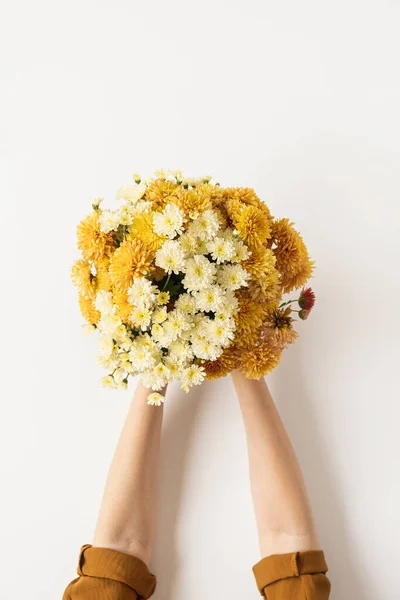 Жовтого Імбирного Кольорів Виблискують Дикі Квітки Жіночих Руках Ізольованих Білому — стокове фото