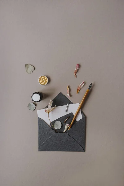 Creatief Uitnodigingsconcept Voor Bruiloften Flatlay Envelop Met Papier Blad Vulpen — Stockfoto