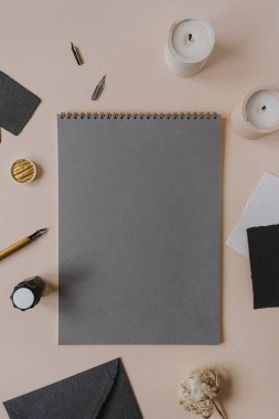 Düz kâğıt altlık, dolma kalem, bej arka planda mürekkep. Minimalist ofis masası çalışma alanı. İş, iş, harfler, el yazısı şablonu. Düz yerde, üst tarafta. Boşluk modellemesini kopyala.