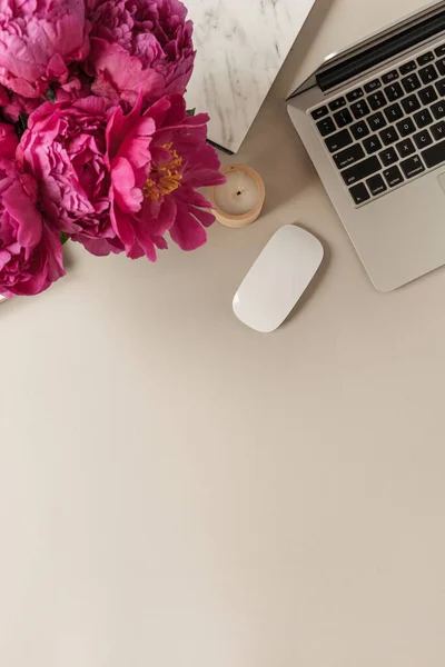 Laptop Schöne Rosa Tulpenblüten Strauß Und Notizbuch Auf Beigem Tischhintergrund — Stockfoto