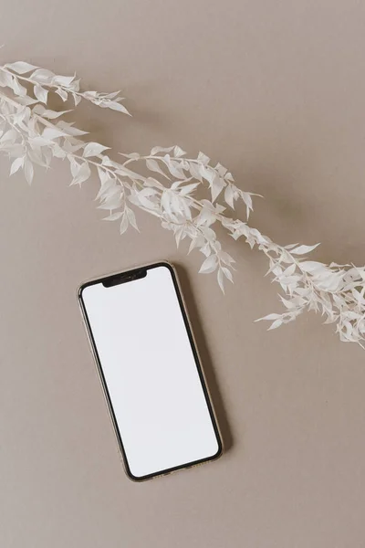 Flatlay Telefone Celular Tela Branco Ramo Floral Branco Decorações Fundo — Fotografia de Stock