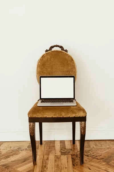 Laptop Ohne Bildschirm Auf Klassischem Stuhl Wohnraumgestaltung Kopieren Sie Space — Stockfoto