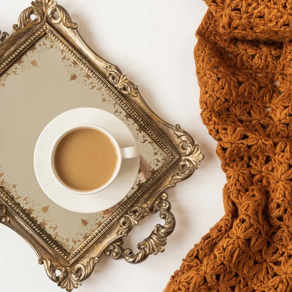 Composición Estilo Vida Con Taza Café Con Leche Bandeja Dorada — Foto de Stock