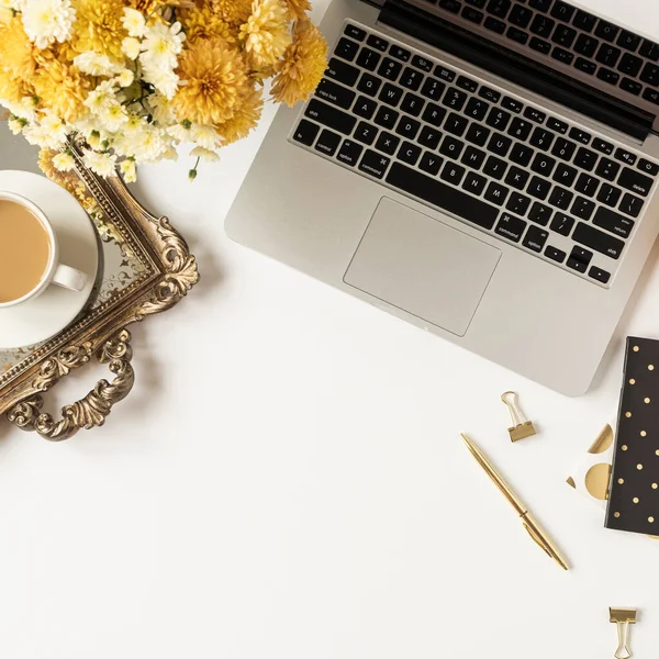 Ruang Kerja Meja Kantor Rumah Dengan Laptop Cangkir Kopi Baki — Stok Foto