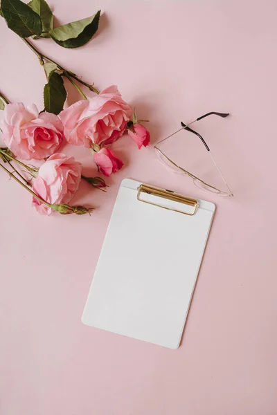 Λευκά Φύλλα Χαρτιού Σημειωματάριο Σημειωματάριο Τριαντάφυλλο Λουλούδια Μπουκέτο Γυαλιά Ροζ — Φωτογραφία Αρχείου