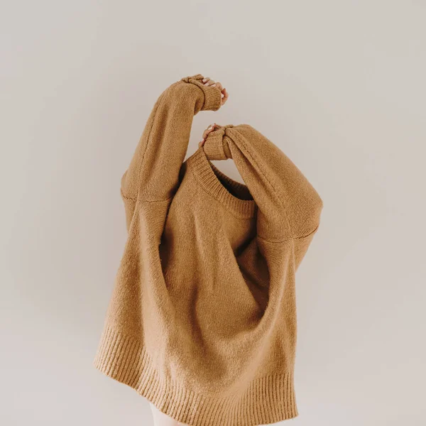 Mujer Hermosa Joven Usa Suéter Invierno Beige Cálido Concepto Moda —  Fotos de Stock
