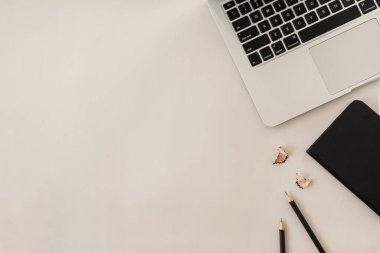 Dizüstü bilgisayar, defter, bej masadaki kalemler. Flatlay, üst görünüm iş alanı çalışma alanı kopyalama alanı şablonu oluşturun. Minimalist blog yazarı arkaplanı.