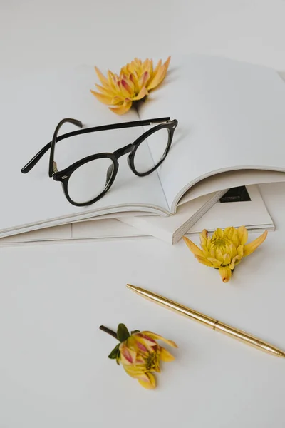 ノート メガネ 白いテーブルの上の花とホームオフィスの机のワークスペース 女の子の上司の仕事やビジネスの背景 ブログ ウェブサイト ソーシャルメディア最小限の概念 — ストック写真