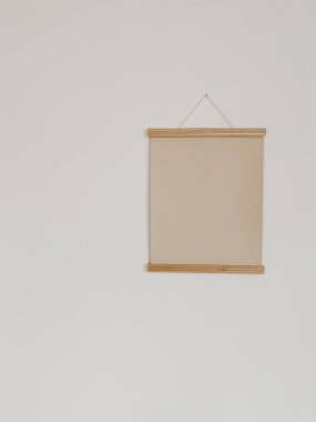 Minimum model, kopyalama alanı. Beyaz duvarda bej ahşap çerçeve. Posterler için iş konsepti.
