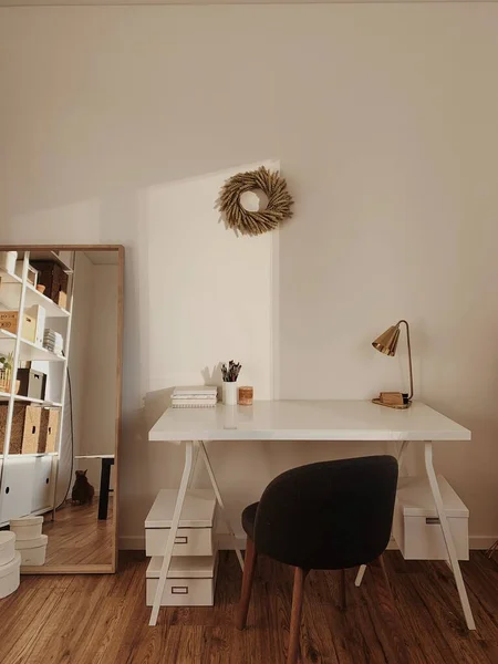 Μοντέρνο Minimal Interior Design Φωτεινός Σκανδιναβικός Χώρος Εργασίας Γραφείου Γραφείου — Φωτογραφία Αρχείου