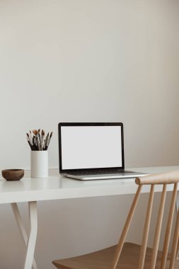 Masada boş ekran olan dizüstü bilgisayar. Estetik asgari ofis çalışma alanı iç tasarım şablonu kopya alanı.