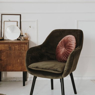 Klasik oturma odası, ev dekorasyonu konsepti. Yastıklı şezlong, beyaz duvarda ayna olan eski mobilya klozeti.