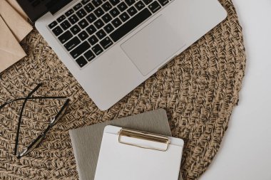 Bilgisayarlı ofis masası çalışma alanı, not panosu, saman arkaplanda gözlük. Düzleştirme, üst görünüm blogu, web sitesi, sosyal medya kavramı.