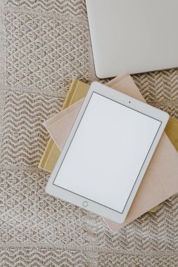 Hasır bankta dizüstü bilgisayarla boş tablet düz bir tablet. Estetik düz alan, üst görünüm günlüğü, sosyal medya, şablon.