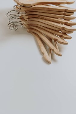 Beyaz arka planda elbise askıları. Asgari alışveriş, mağaza, satış geçmişi.