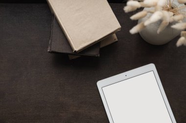 Boş ekran tableti düzlüğü, kahverengi arka planda tüylü tavşan tavşan masalı. Ofis masası çalışma alanı. Estetik kadın, kız patron işi, kopya alanı ile çalışma şablonu. Düz yatış, üst görünüm.