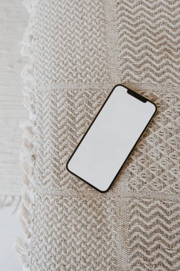 Hasır bankta boş ekran cep telefonu düzlüğü. Estetik düz alan, üst görünüm günlüğü, sosyal medya, şablon.