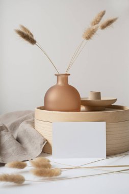 Sahte kopya alanı, tavşan kuyruğu çimeni, tahta tabut ve gri keten battaniyeli boş kağıt kağıdı. Asgari estetik iş markası, blog, sosyal medya şablon arka planı