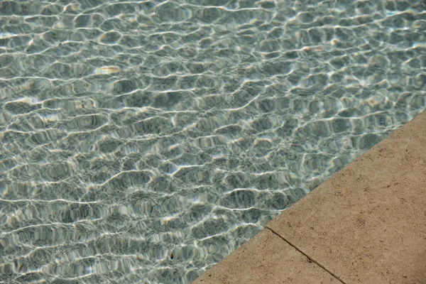 햇빛에 그을린 그림자의 파도가 반사되는 아름다운 수영장 수있다 최소의 심미적 — 스톡 사진