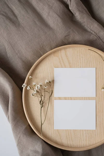 Blanco Papier Vel Kaarten Met Mockup Kopieerruimte Droge Bloemen Houten — Stockfoto